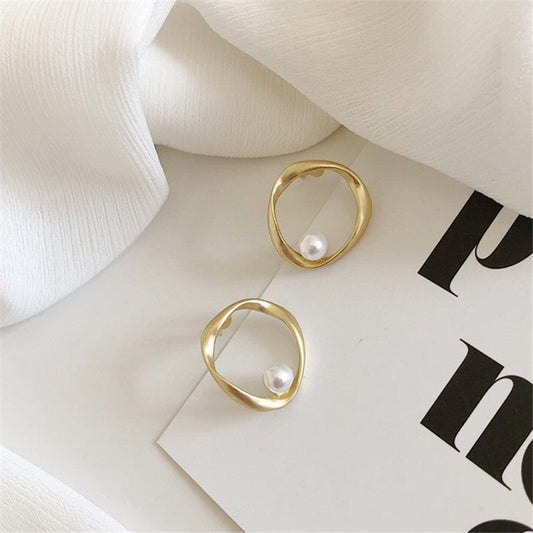 Simple Geometric Delicate with Atmospheric Small Pearl Woman Earring