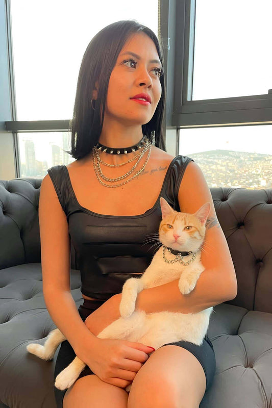 Stylish Mother-Cat Choker Set with Nail and Chain Details